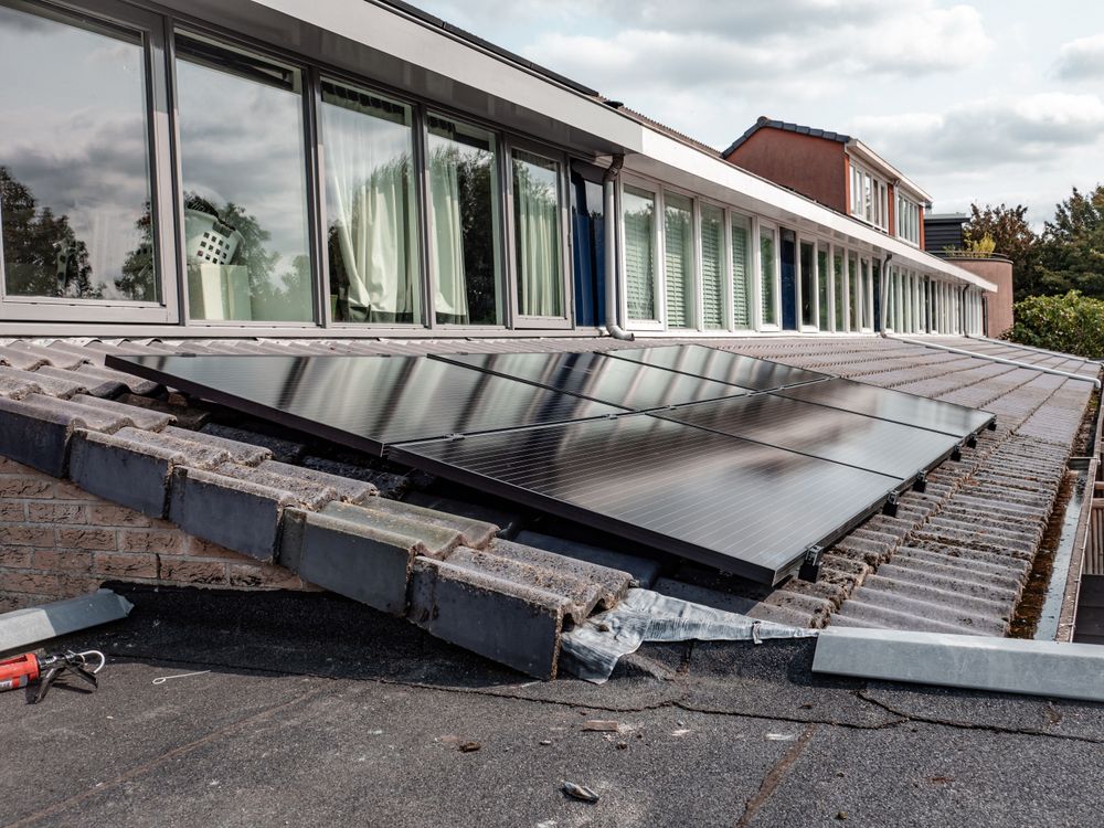 Gratis Paneles solares en la azotea de una casa moderna, optimizando la eficiencia energética. Foto de stock