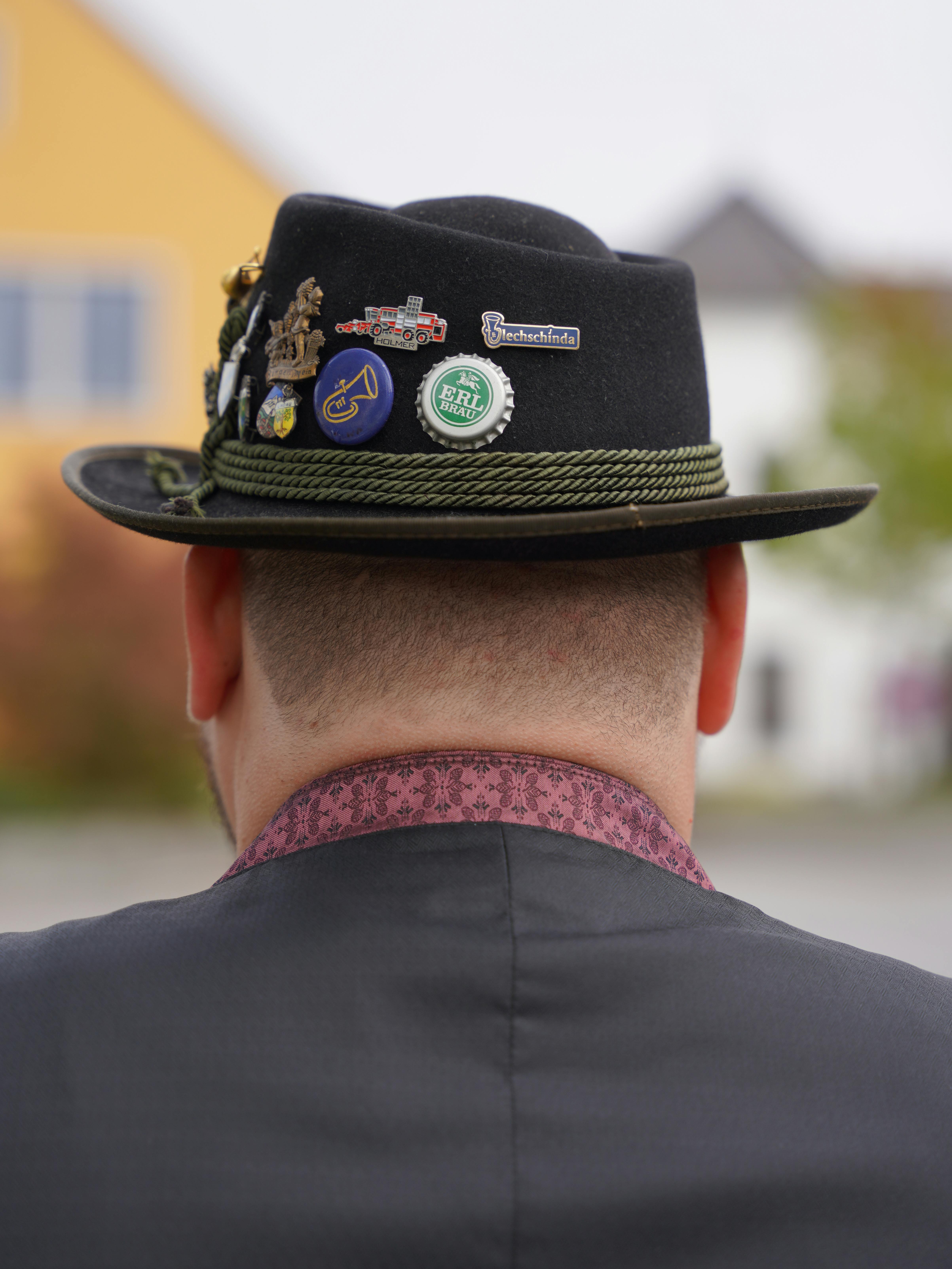 Gratis Nærbilde av en tradisjonell bayersk hatt med dekorative nåler båret utendørs. Arkivbilde