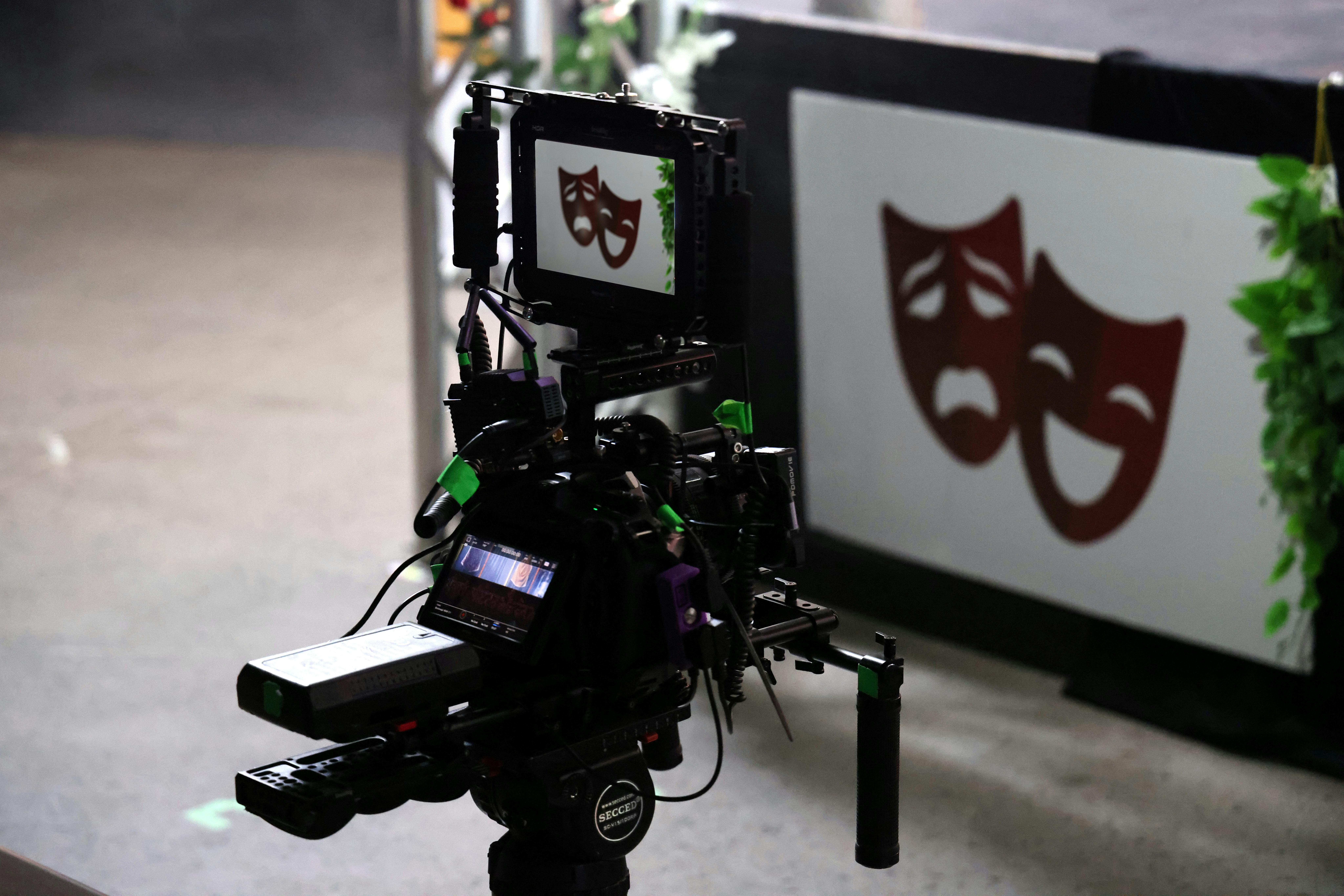 Gratis Professionelt filmkamera, der optager teaterforestillinger, der viser drama- og komediemasker. Lagerfoto