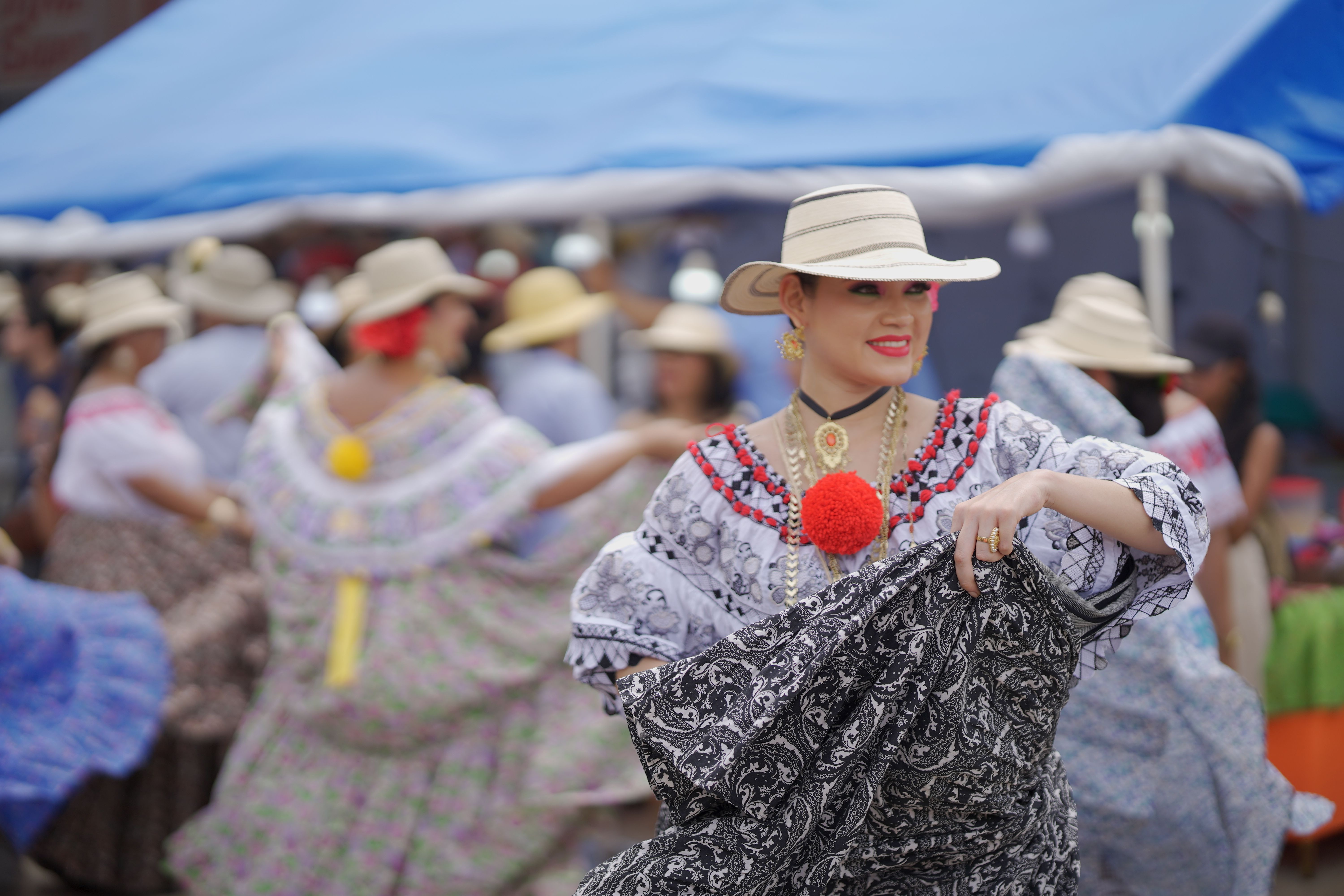 Baile Tradicional Panameño En Polleras Coloridas · Foto de stock gratuita