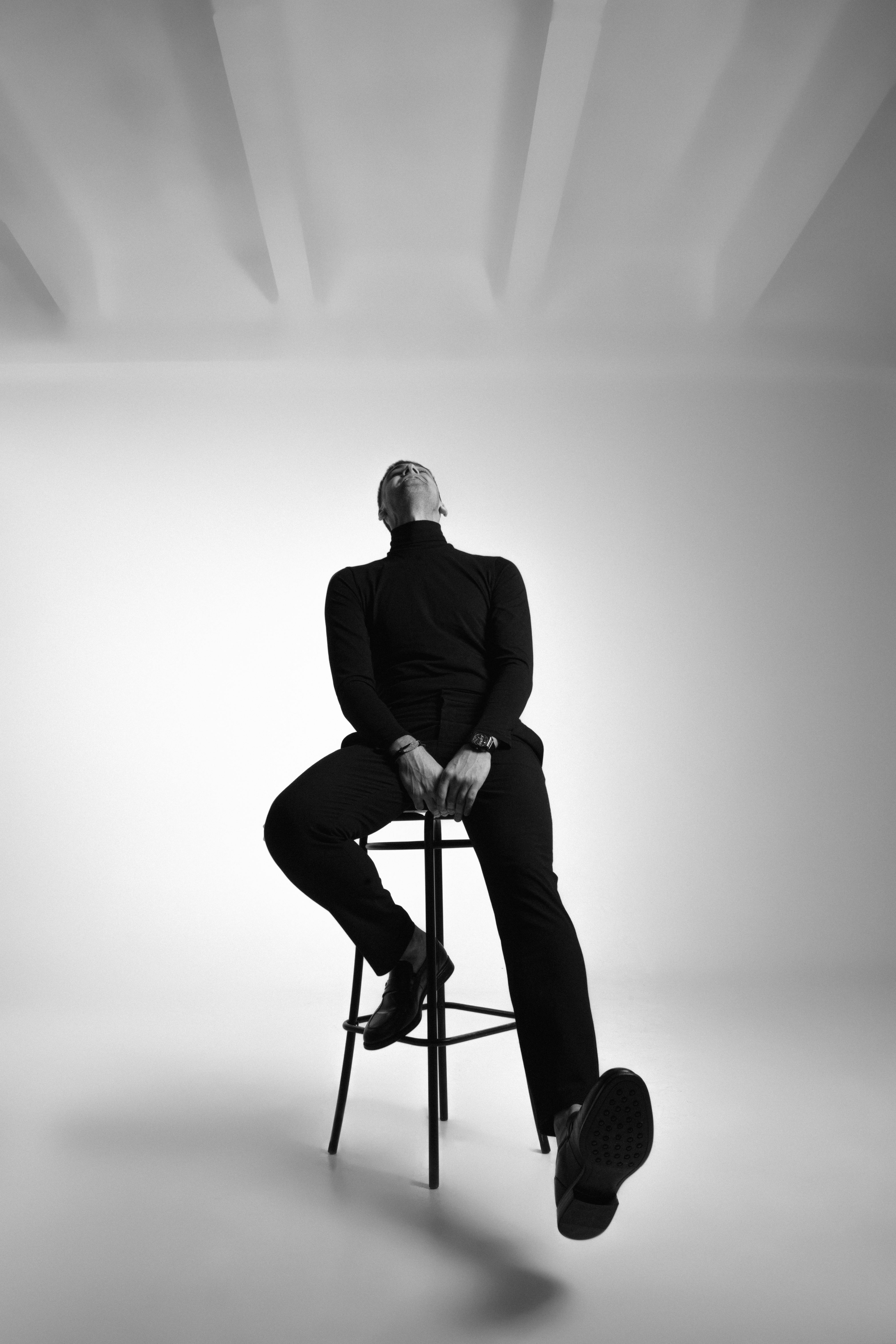 免費 現代簡約工作室環境中一個人的黑白肖像。 圖庫相片