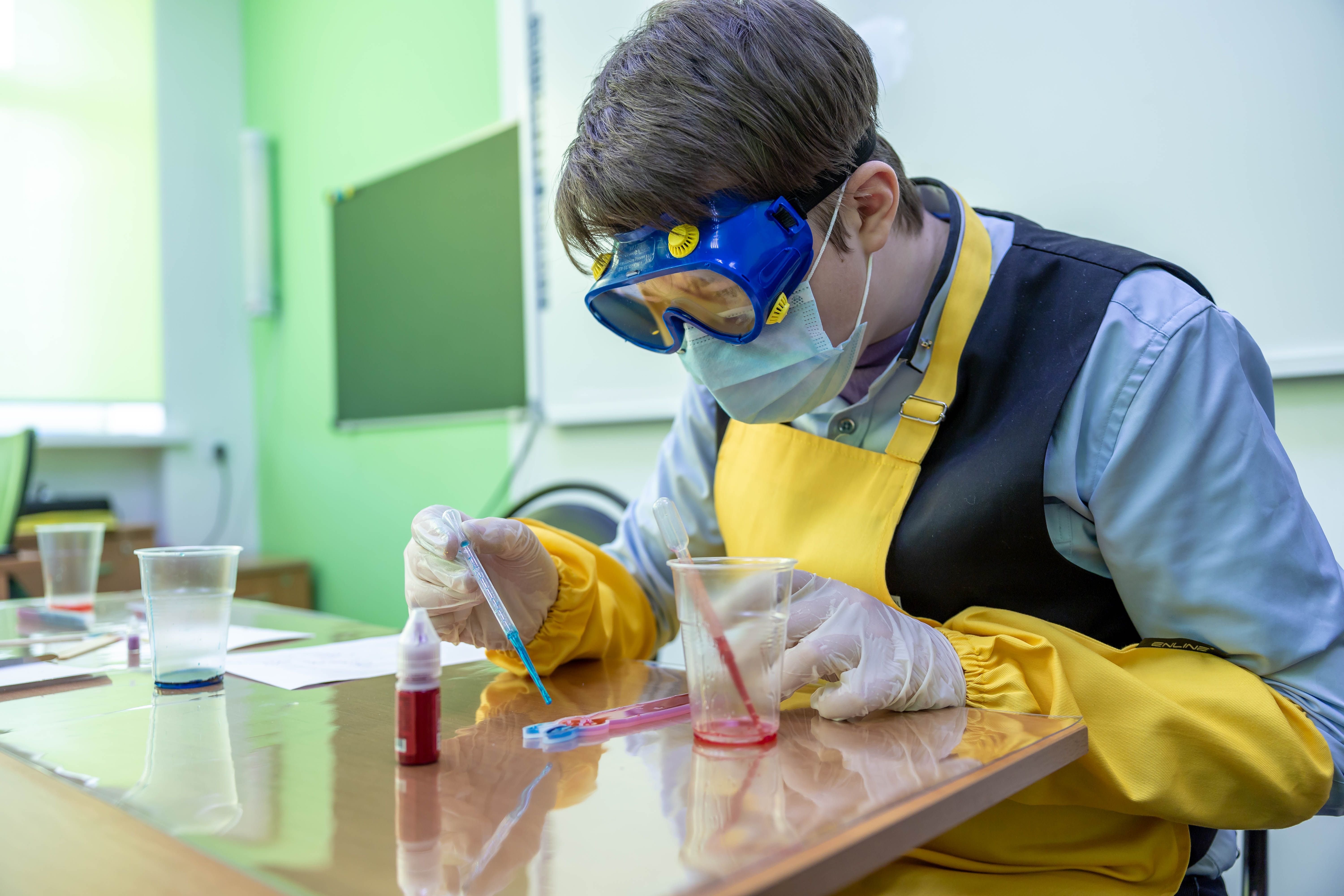 Siswa Laboratorium Melakukan Percobaan Kimia · Foto Stok Gratis