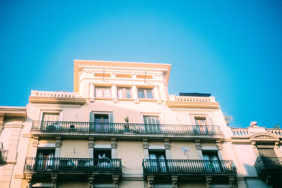 Una hermosa y elegante fachada de edificio de estilo mediterráneo contra un cielo azul nítido.