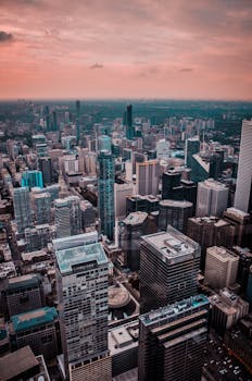 日落时分，多伦多天际线的惊人鸟瞰图展现了现代摩天大楼