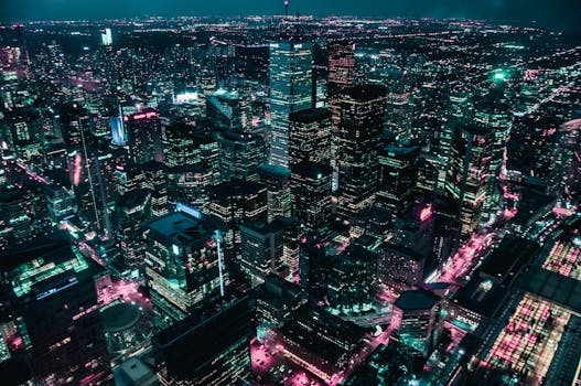 探索夜间灯光下现代城市天际线的惊人鸟瞰图