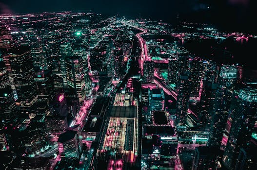 这张惊人的鸟瞰图展示了夜间多伦多灯火通明的城市景观，充满活力的灯光与摩天大楼交相辉映