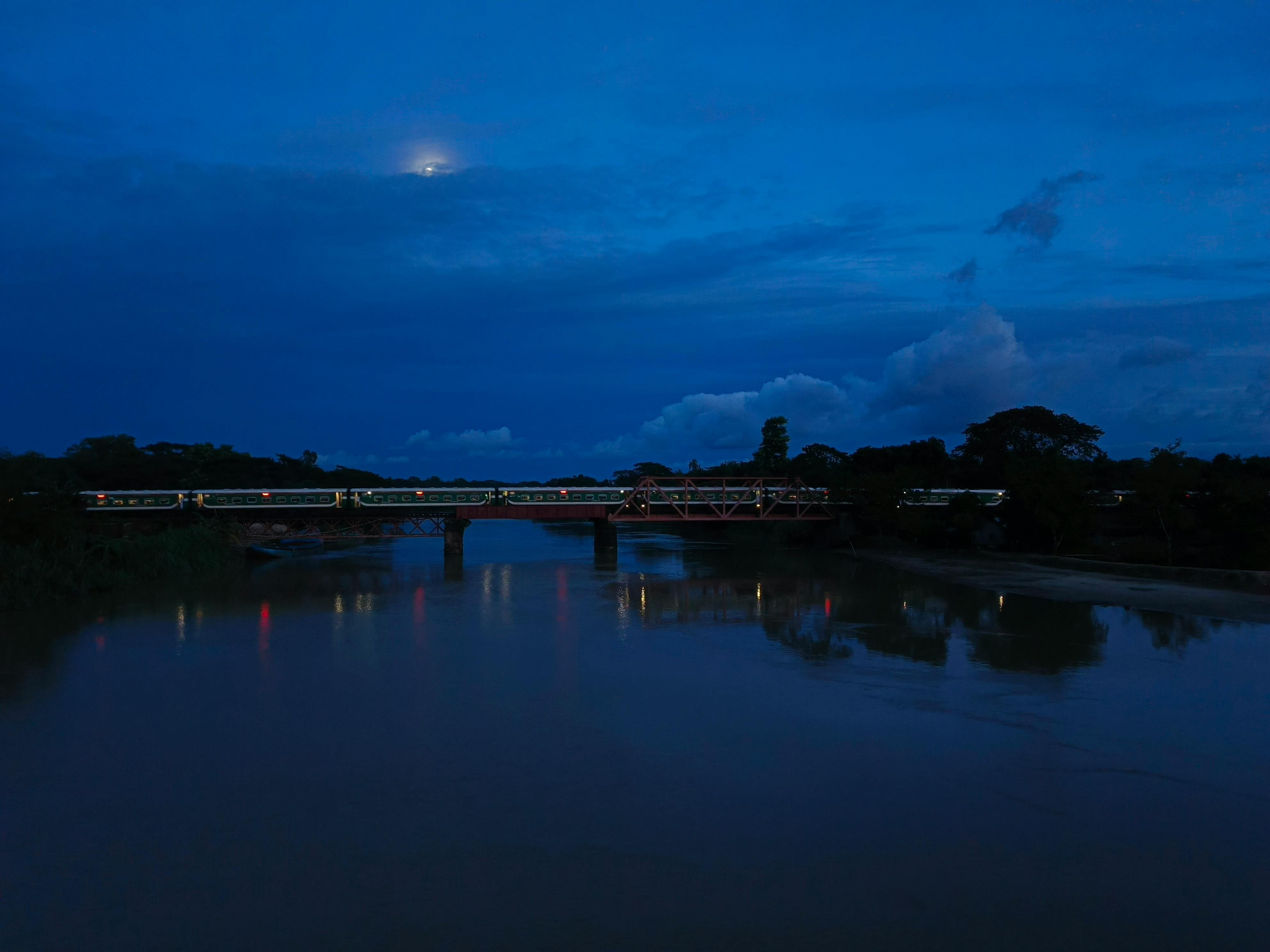 Gratuit Photos gratuites de déplacer un train par drone, lune bleue, nuages aériens Photos