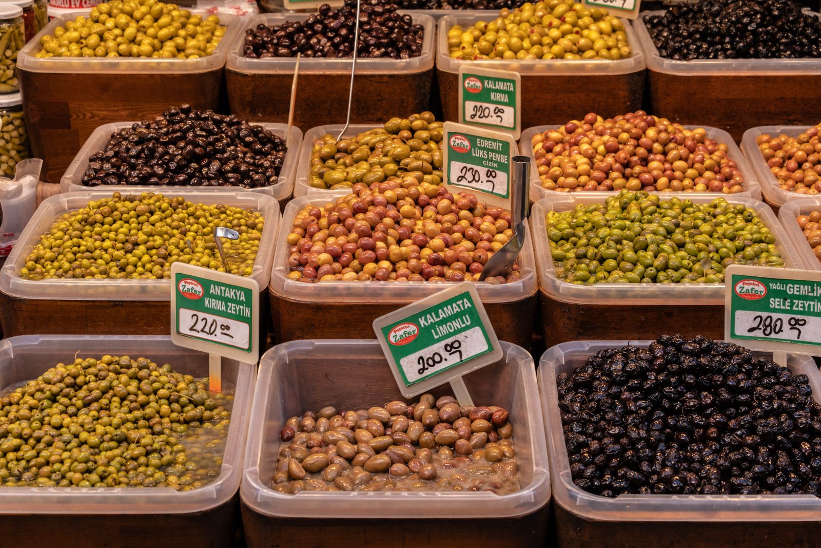 Olivy s cenovkami na tržišti — dostupný olivový olej lze najít ve většině supermarketů, rozdíly v kvalitě ale existují i v nižším cenovém segmentu.