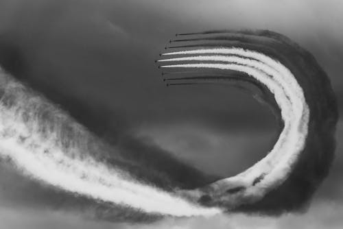 免費 空中飛行的噴氣機的單色照片 圖庫相片