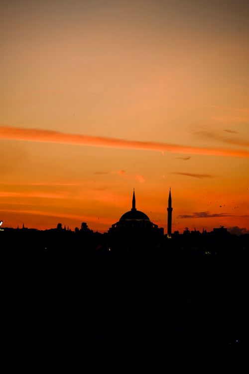 Free Captivating İstanbul skyline featuring mosque silhouette against a vibrant sunset. Stock Photo