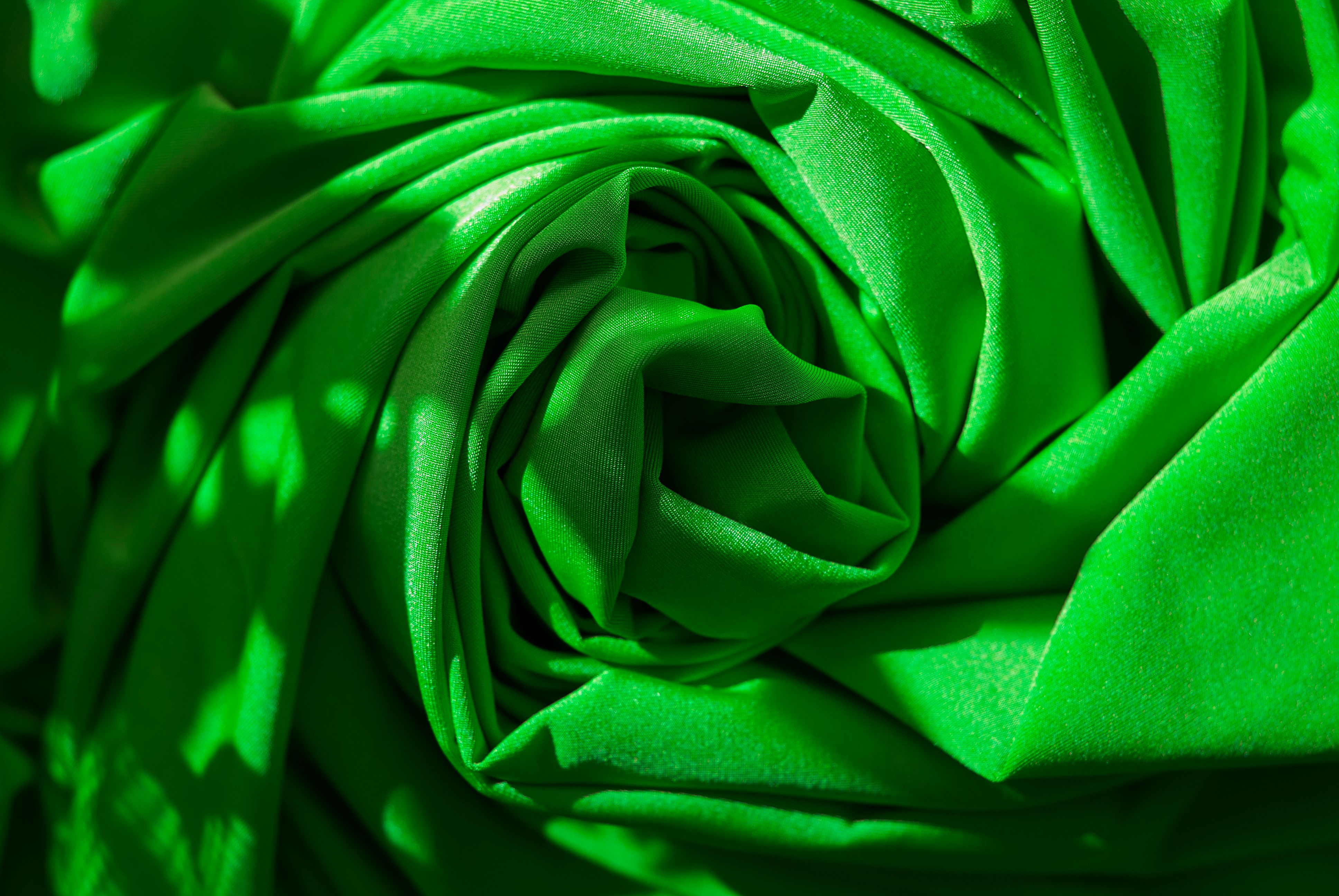 Pliegues De Tela De Color Verde Vibrante Con Un Patrón Artístico · Foto ...