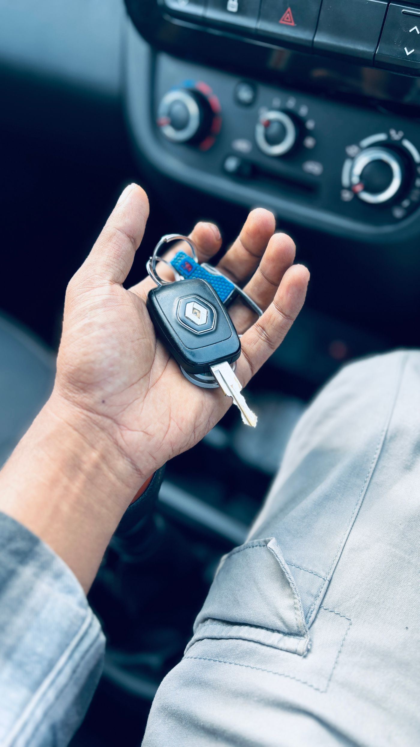 Mano con las llaves del auto en luz cálida