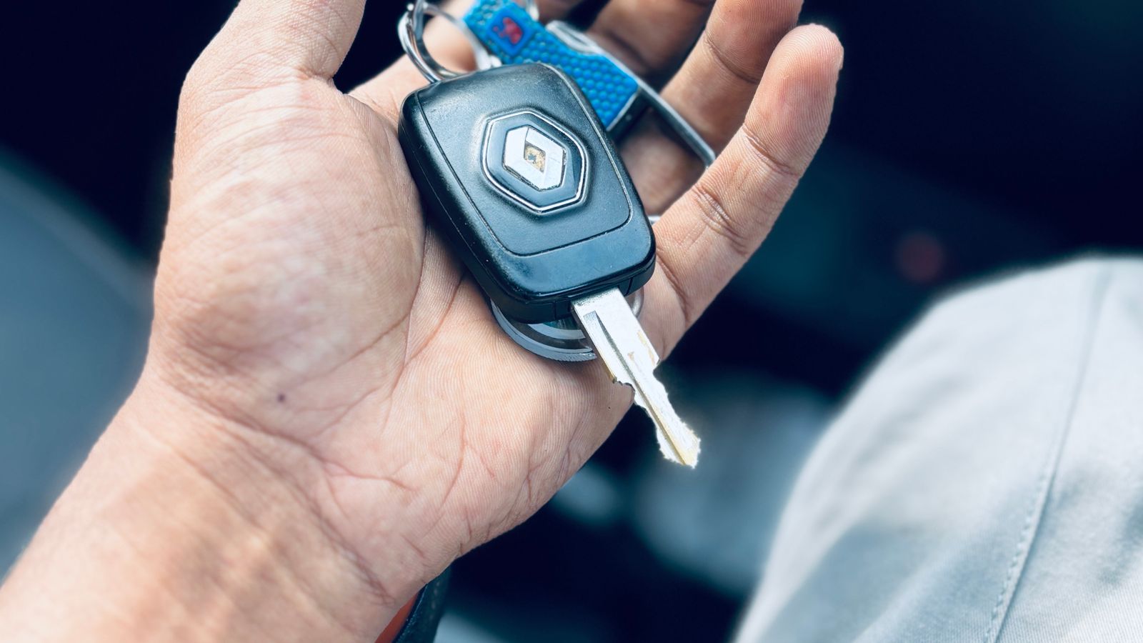 Proprietário conferindo dados cadastrais do veículo antes da transferência