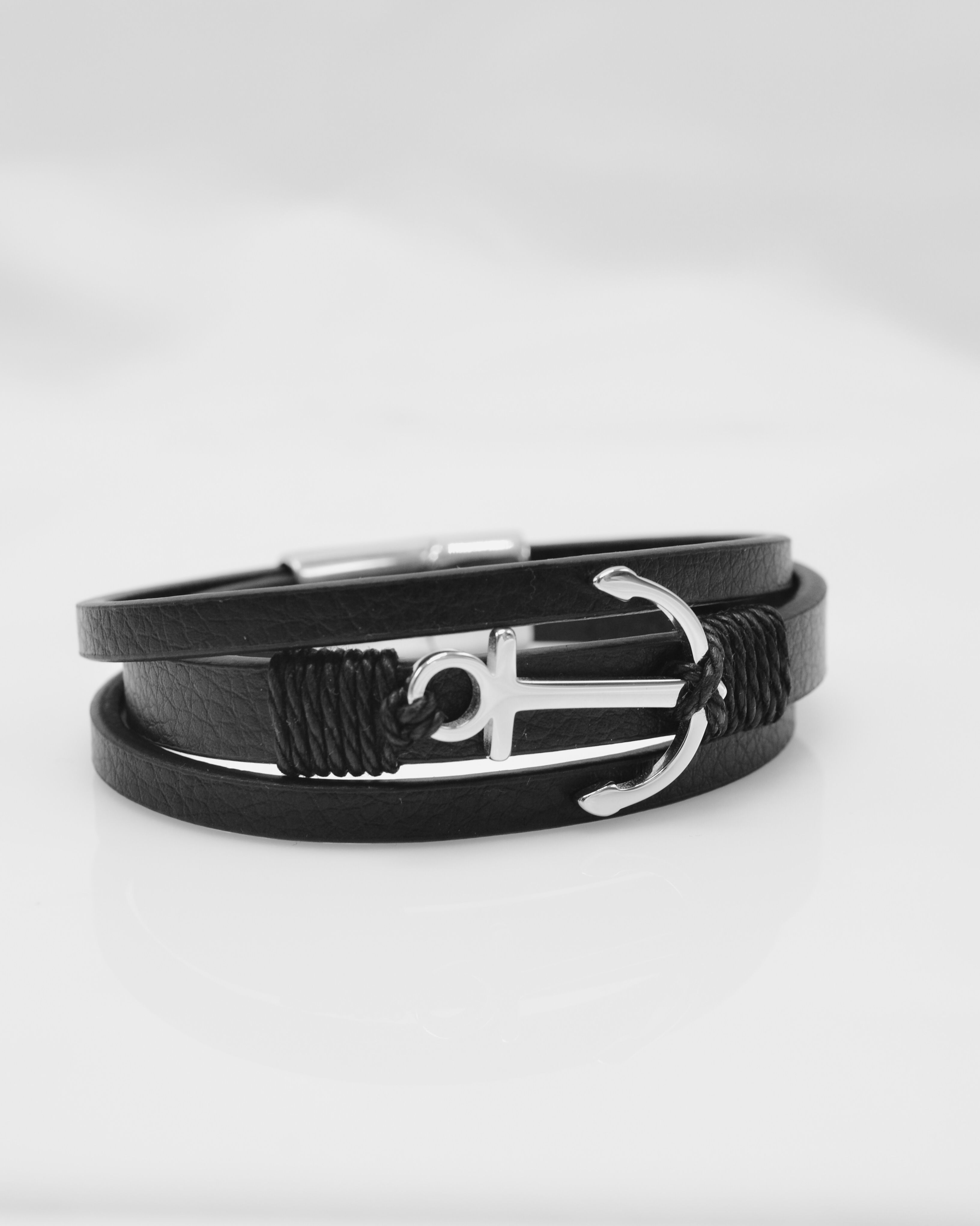 Blog, Guides bracelets - Bracelet homme cuir noir avec ancre en métal sur fond clair, exemple de style nautique-urbain