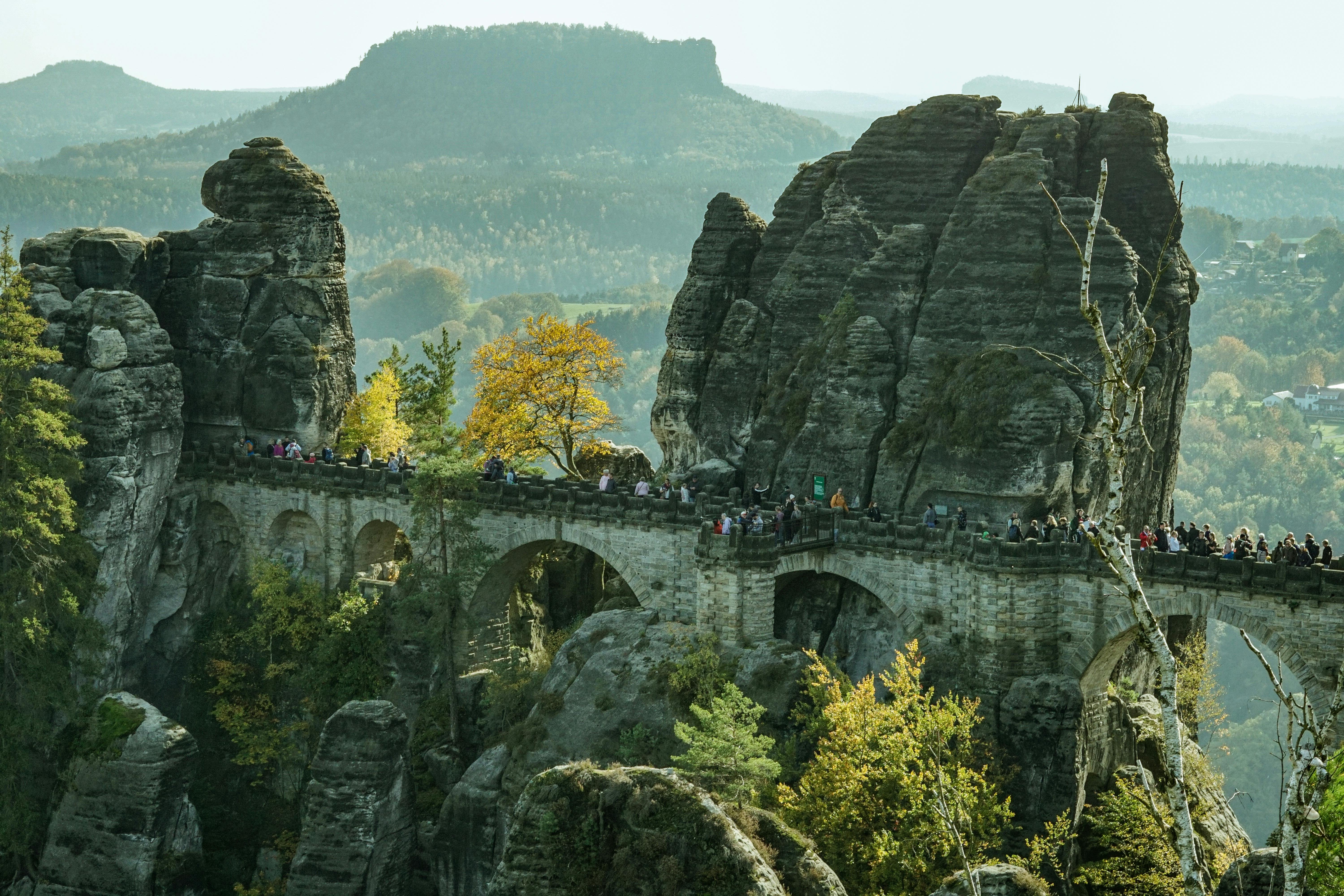 Cầu Bastei được bao quanh bởi những tán lá mùa thu ở Saxony, Đức.