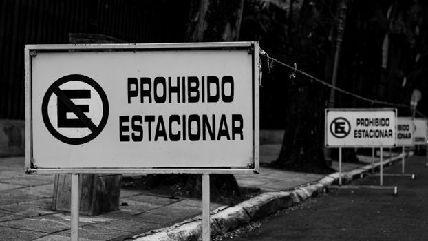 Black and white image of 'Prohibido Estacionar' sign in Buenos Aires.