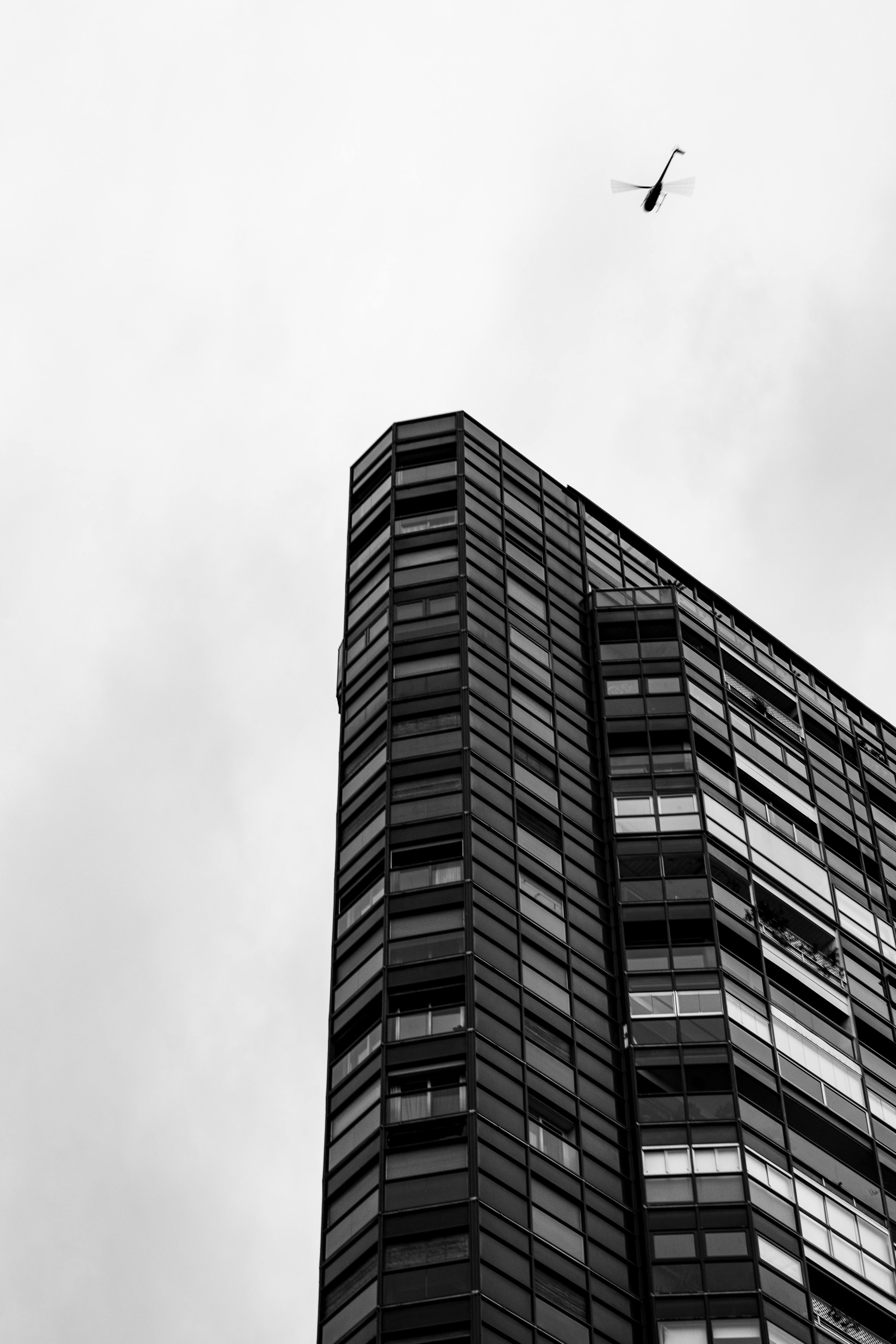 Gratuit Fotografie alb-negru a unui zgârie-nori modern cu un elicopter în Buenos Aires. Fotografie de stoc