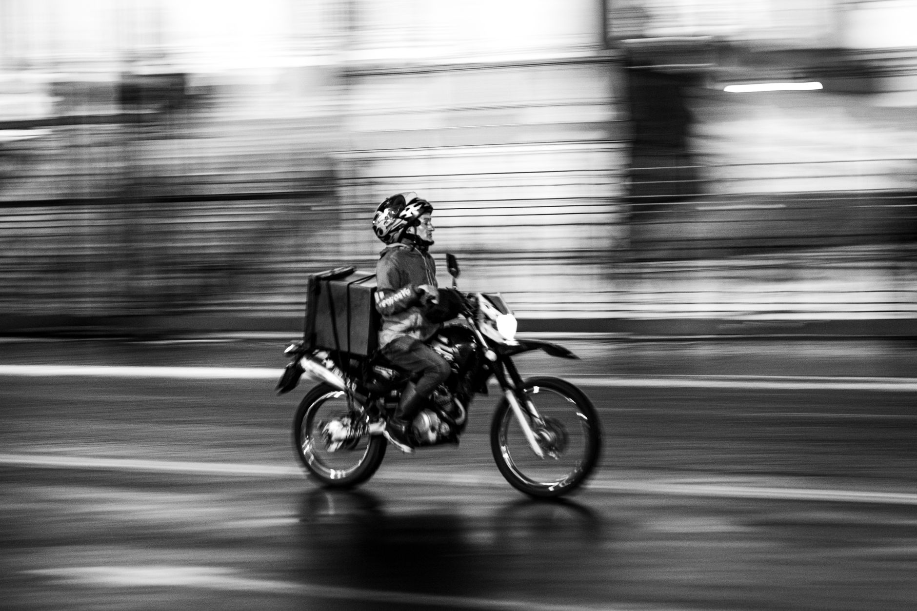 kendi motoruyla kurye Sektörel Zorluklar ve Çözüm Stratejileri