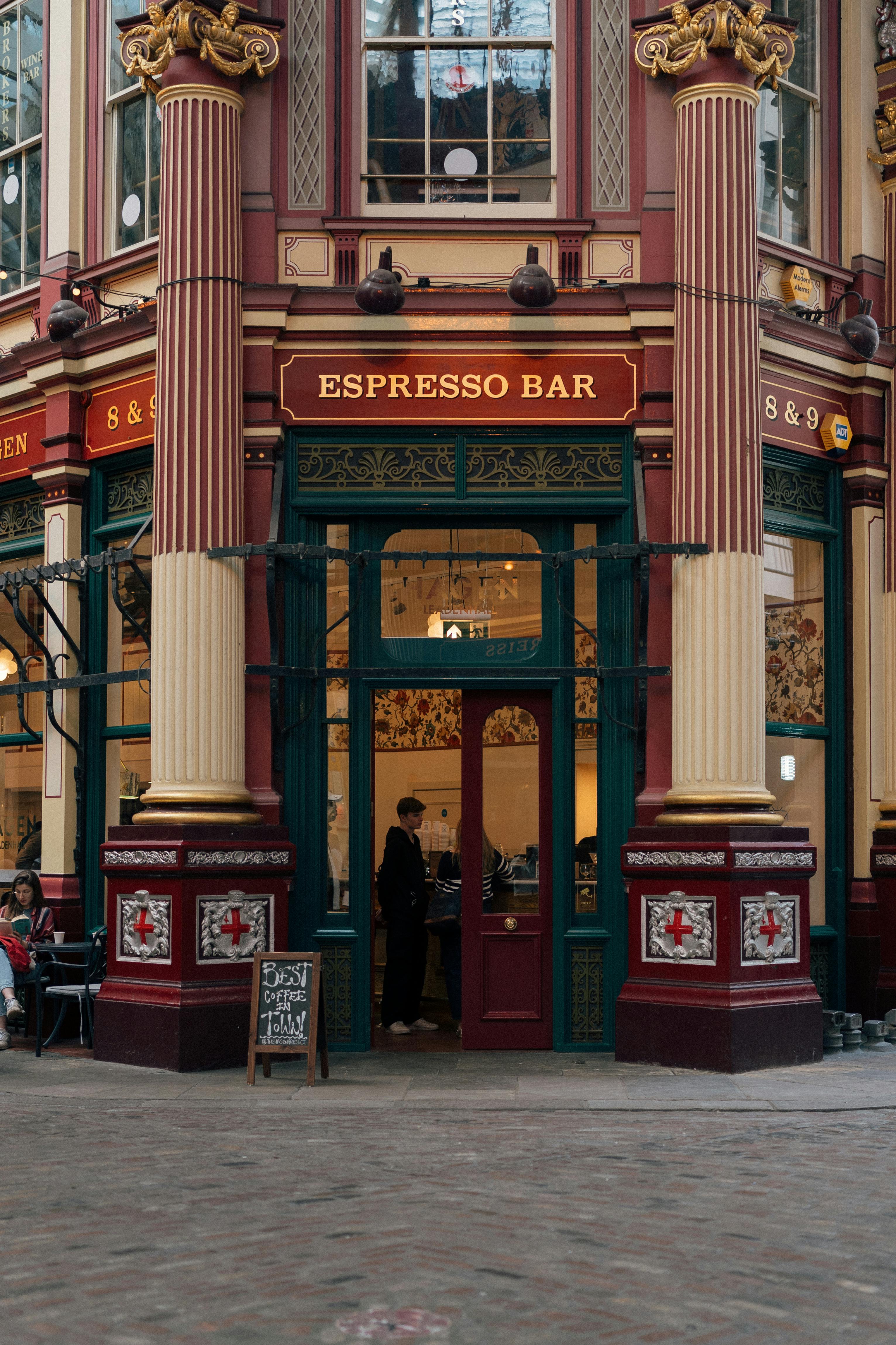 Free A cozy espresso bar nestled in a historic street of London, UK, capturing a classic urban vibe. Stock Photo
