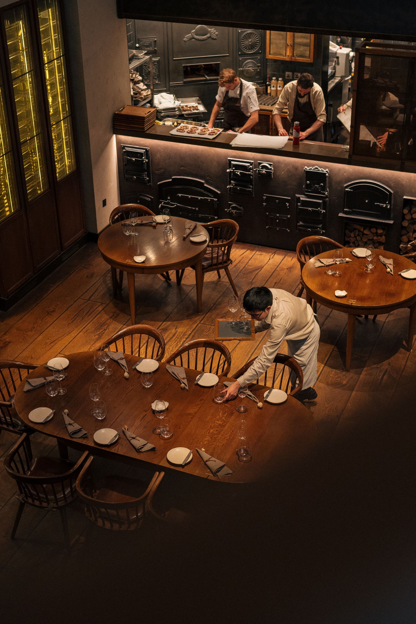 Equipo de restauración coordinando cocina y sala durante la operación