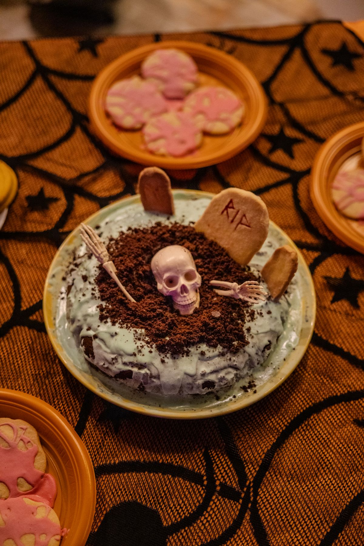 Torta de cementerio para inspirar cómo hacer tortas temáticas de Halloween