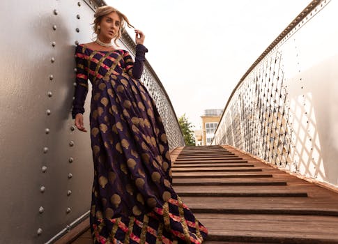 一位时尚女子身着漂亮礼服，在风景秀丽的桥上优雅地摆着姿势