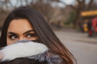 在纽约市的冬季，优雅的女人眼神迷人，展现出时尚的现代风格