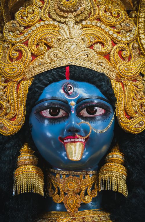 Free Detailed image of Goddess Kali idol with intricate gold adornments in Kolkata. Stock Photo