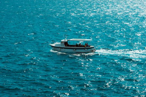 Gratuit O barcă care navighează prin Marea Adriatică în Croația, surprinzând frumusețea coastei. Fotografie de stoc