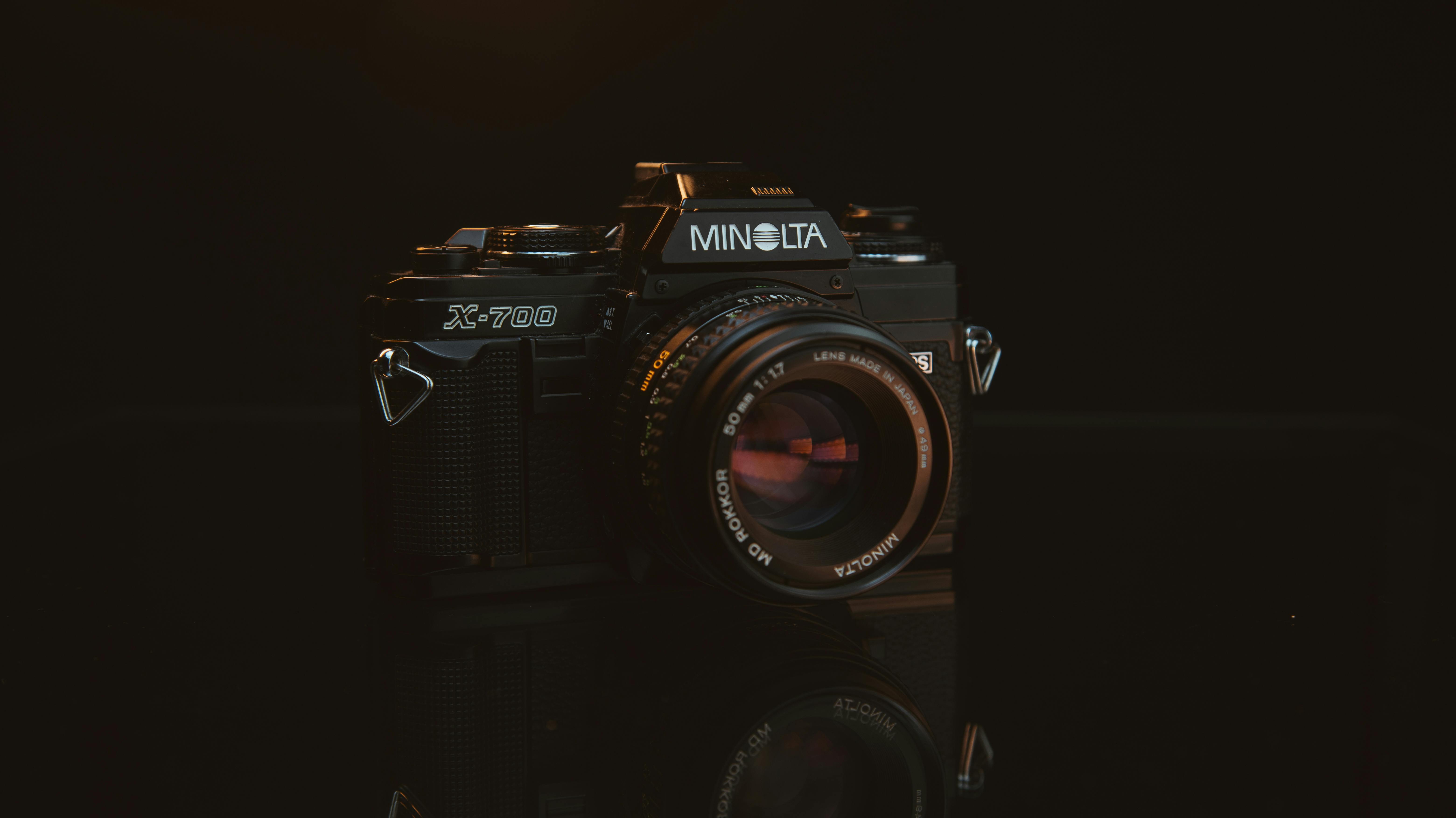 Gratis Primer plano de una clásica cámara SLR Minolta X-700 sobre un fondo oscuro. Foto de stock