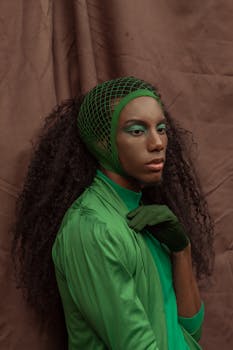 这位引人注目的性别流体模特，以绿色与独特的造型编辑照片