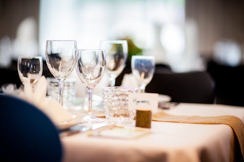 Selectieve Focus Fotografie Van Wijnglazen Op Tafel