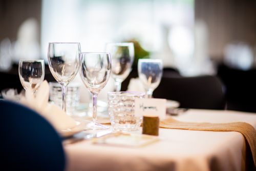 Table dressée avec verres à vin et décoration soignée pour un apéro élégant