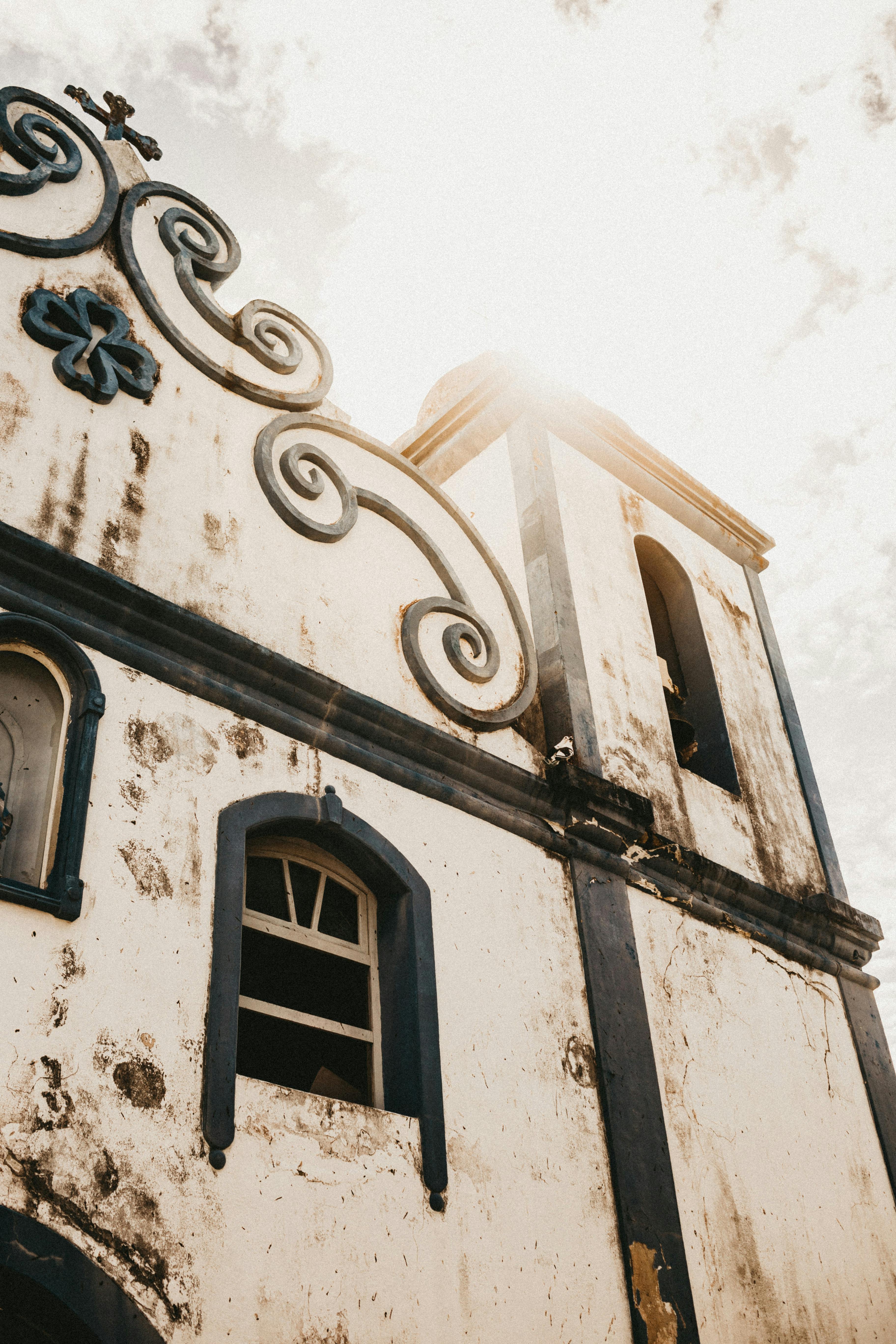 阳光下，一座历史悠久的教堂立面特写，展现出华丽的建筑细节