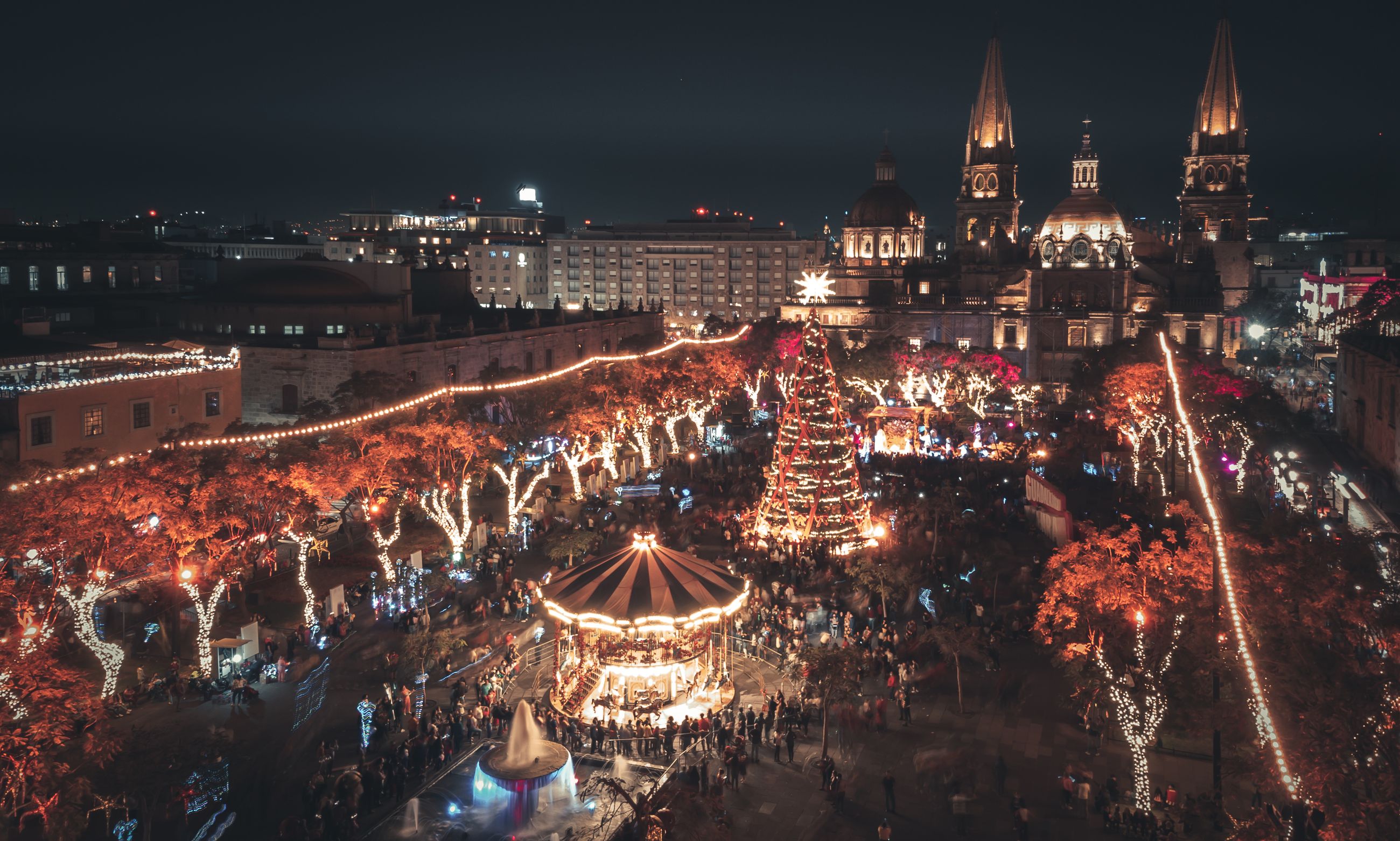 Vue de nuit d’un marché de Noël animé et illuminé au Mexique