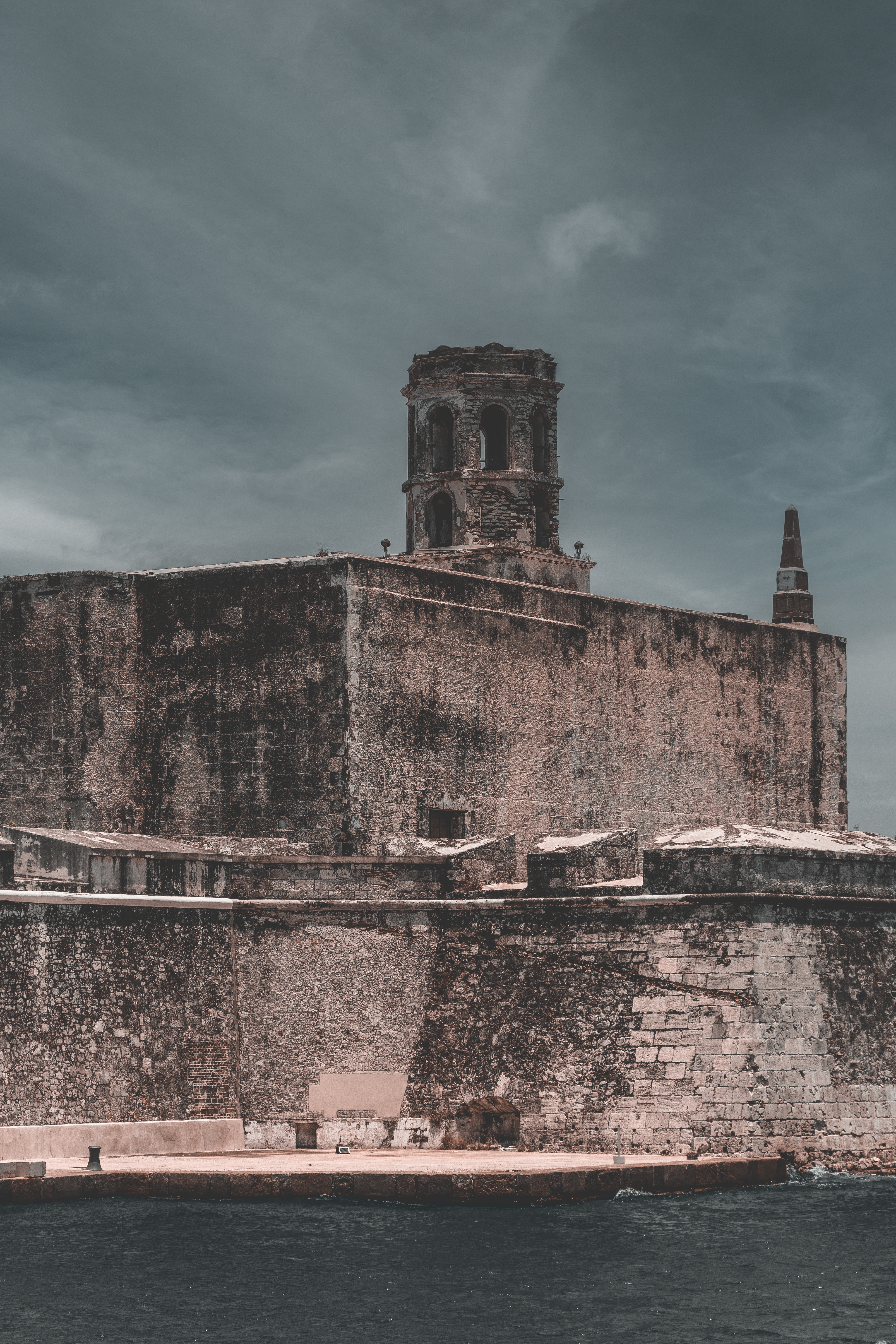 Antigua Fortaleza De Piedra Junto Al Mar · Foto de stock gratuita