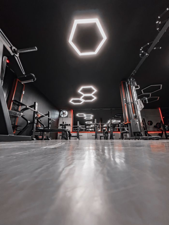Interior de gimnasio moderno con iluminacion geometrica de techo