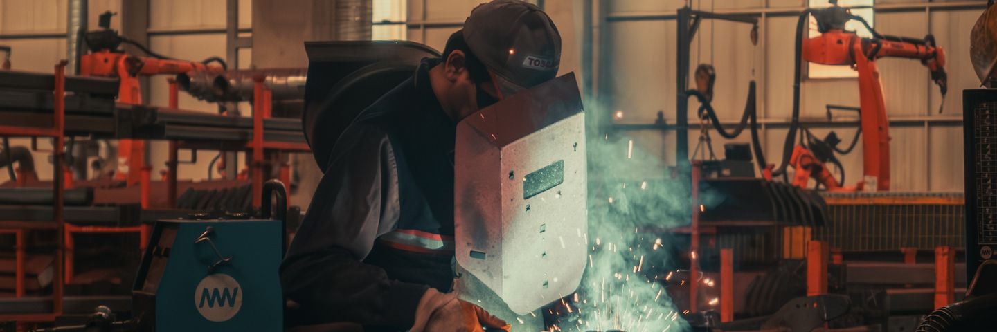 溶接ロボットによる加工のイメージ写真