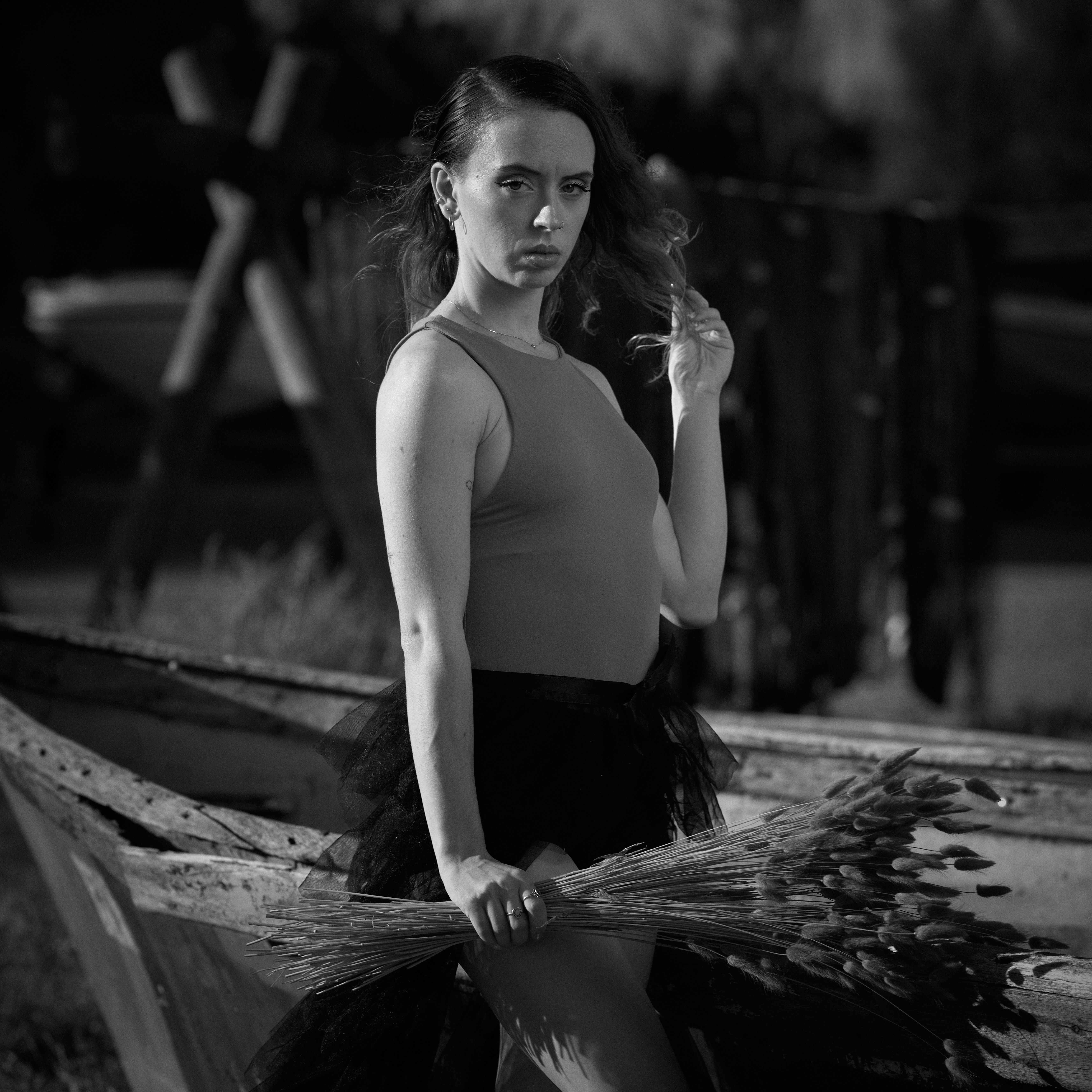 Retrato En Blanco Y Negro De Una Mujer Al Aire Libre · Foto de stock ...