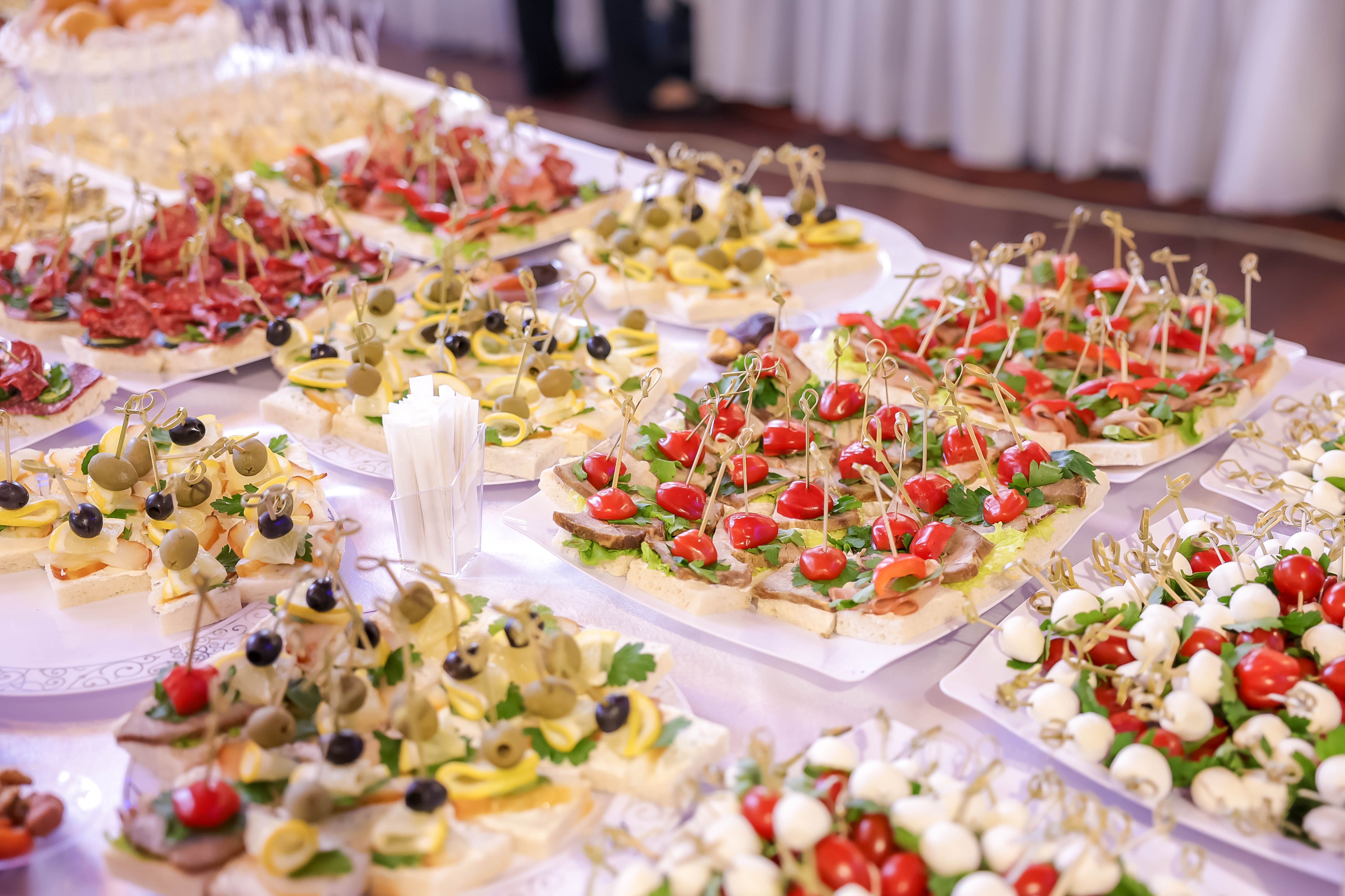 Фуршет для заходу – різноманітні закуски та канапе від кейтерингу