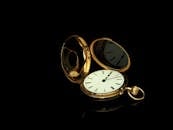 这款经典的金色怀表，采用黑色反光表面，开盖之间尽显永恒的优雅