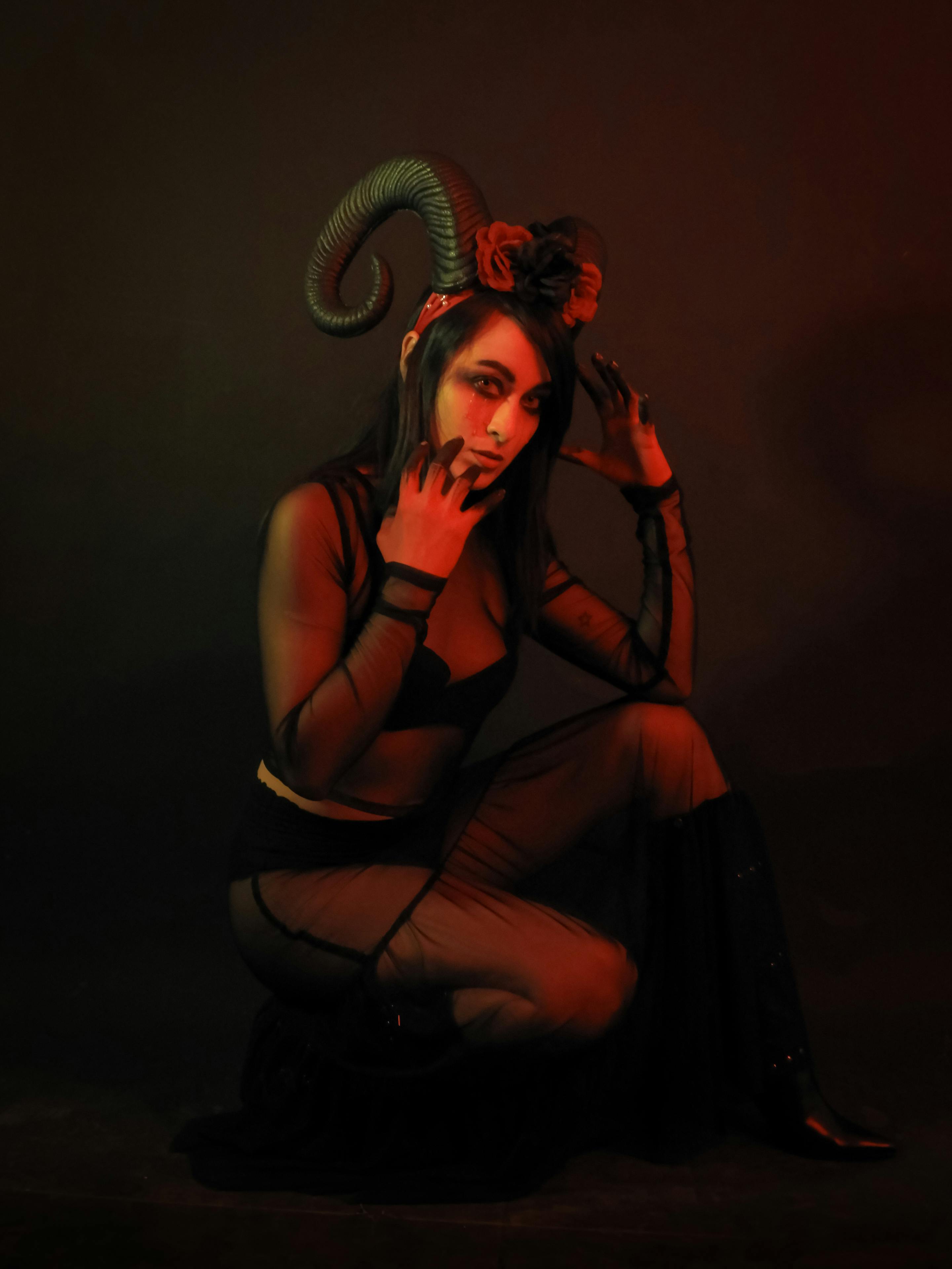 grátis Retrato dramático de uma mulher em traje místico com chifres, em iluminação suave. Foto profissional
