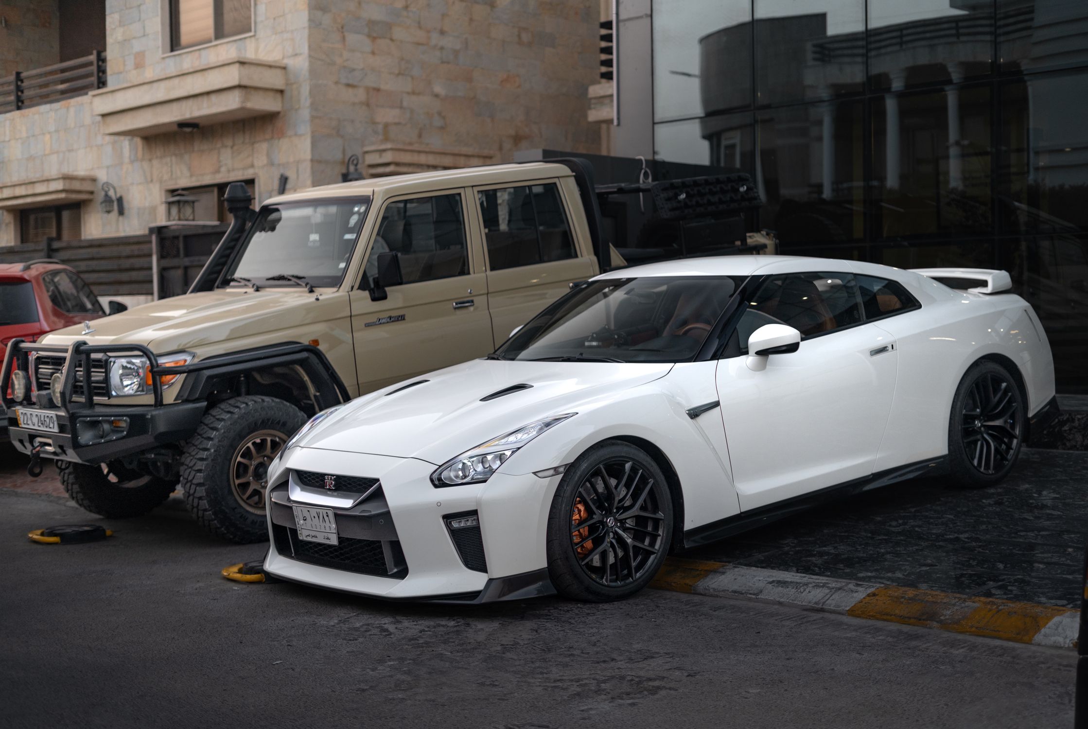 Toyota R35 Nissan Gtr R35 Com Toyota Land Cruiser · Foto profissional gratuita