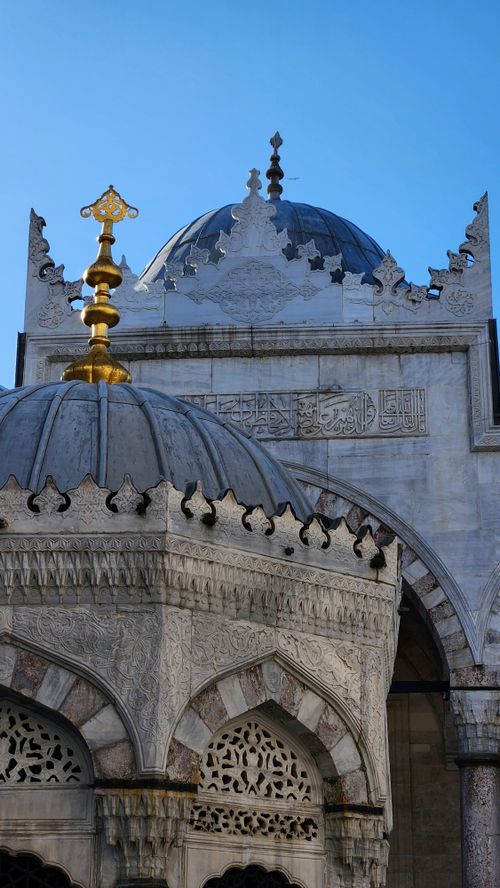 Free Detailed view of Yeni Mosque's ornate architecture under clear skies in Istanbul, Turkey. Stock Photo