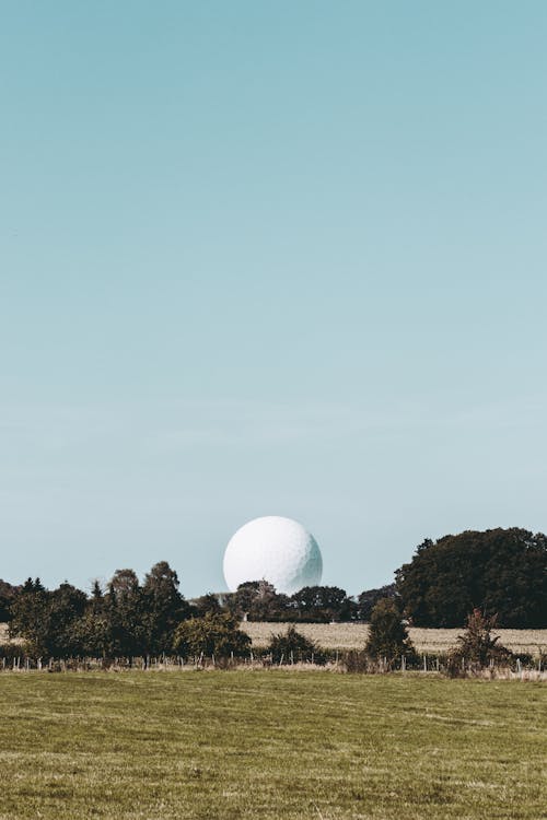 Grasveld Met Uitzicht Op Een Bolvormige Structuur