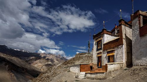 Free Traditional Tibetan architecture in Leh amidst stunning mountain backdrop. Stock Photo