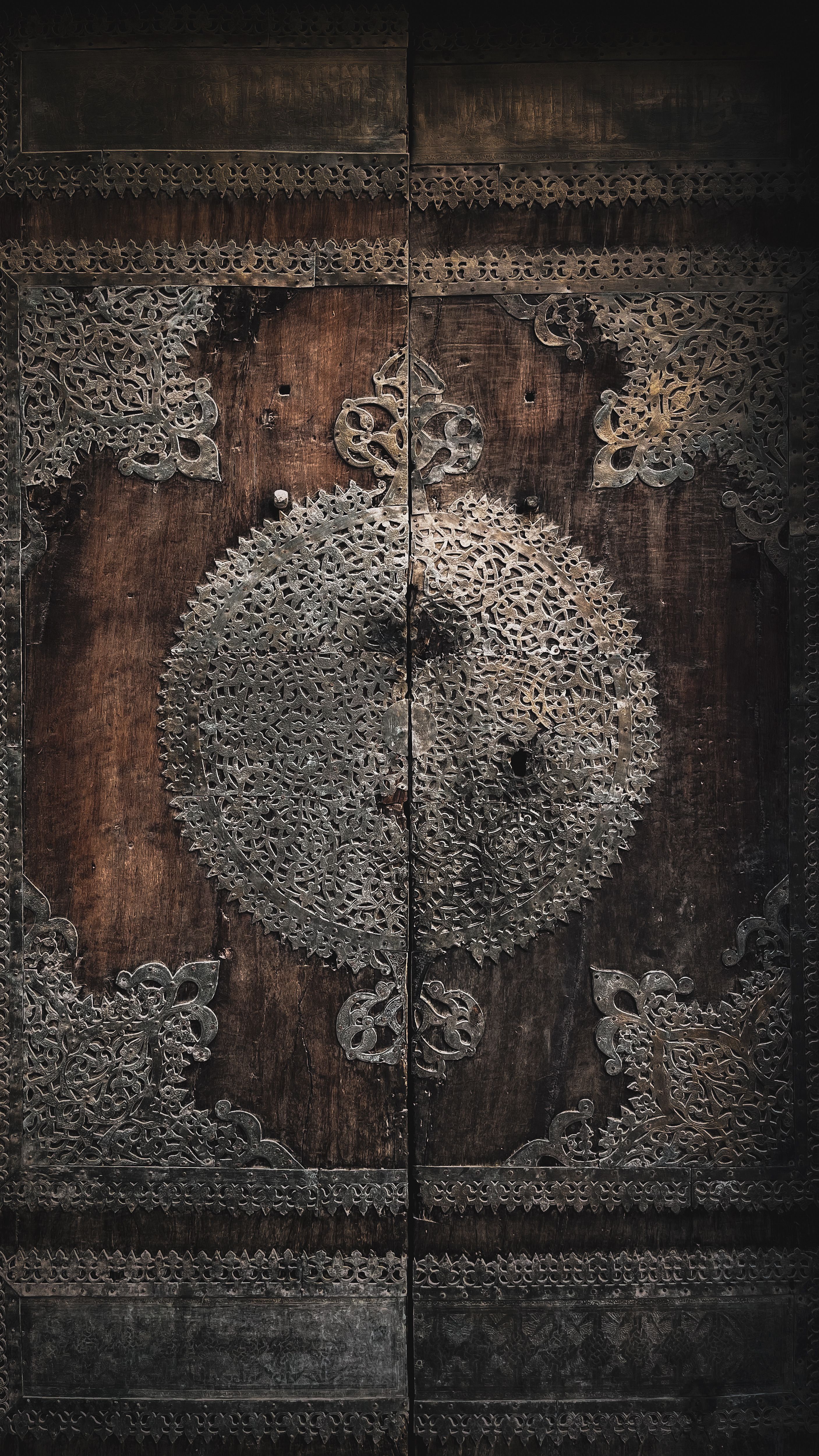 Gratuit Prim-plan al unei uși antice din lemn sculptată complex, cu modele delicate, care evocă o senzație vintage. Fotografie de stoc