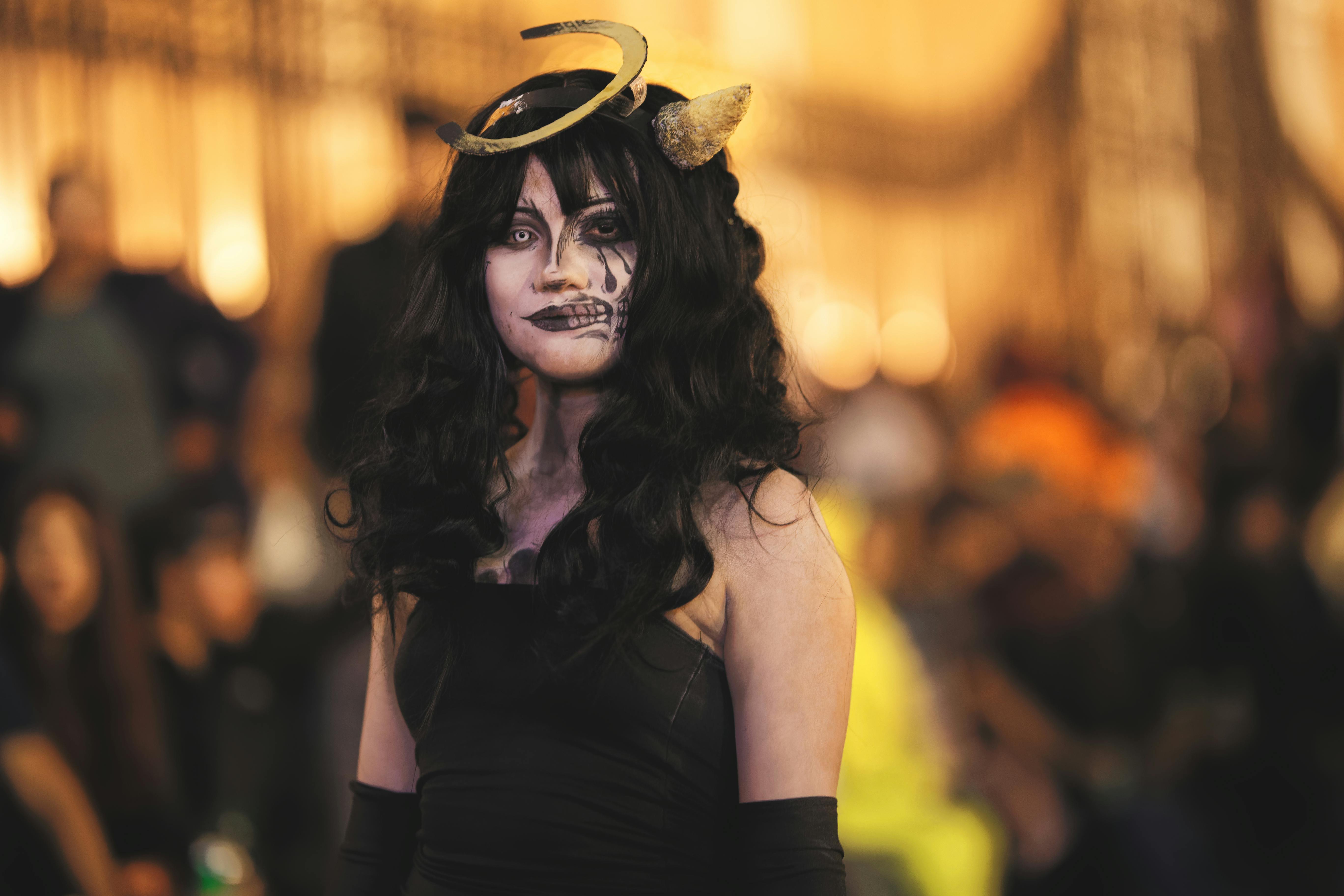 Gratuit Une personne en costume d'Halloween avec une peinture faciale détaillée lors d'un défilé à Arequipa, au Pérou. Photos