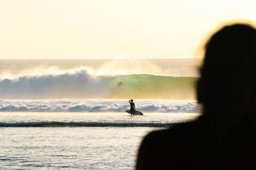 Gratuit Silhouette De Personne Tenant Une Planche De Surf Photos