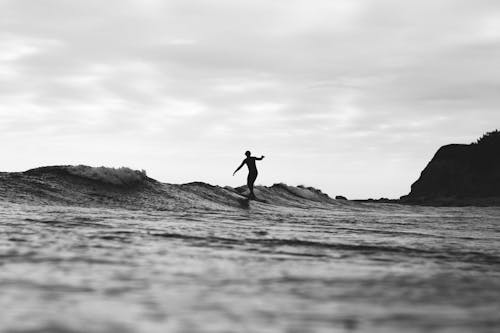 Silhouet Van Persoon Rijden Surfplank